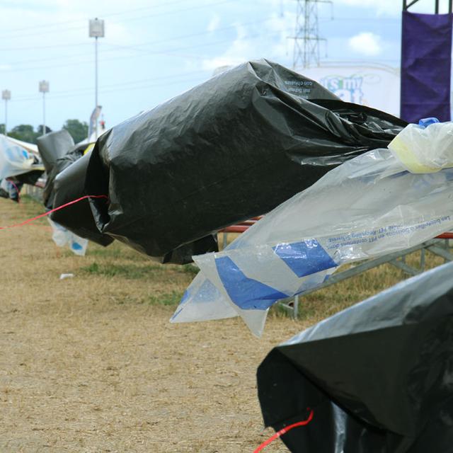 Le vent fait voler les sacs poubelles du Paléo Festival de Nyon 2010. [Jérôme Genet]