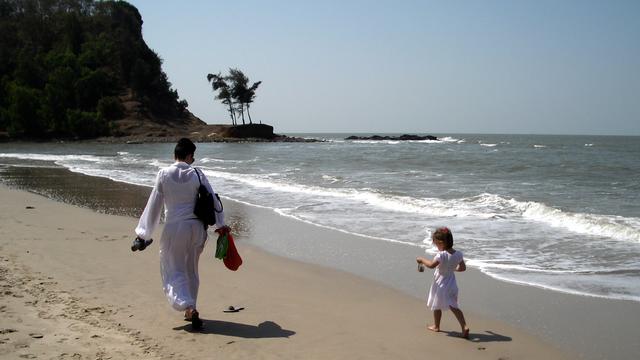 Mère et fille à Kashid Beach. (Joanne et Jaya)