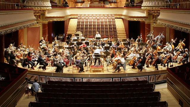 L'OSR sur la scène du Victoria Hall. [Salvatore Di Nolfi]