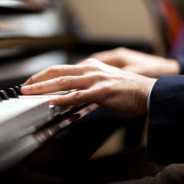 Un homme jouant du piano. [Fotolia - Minerva Studio]