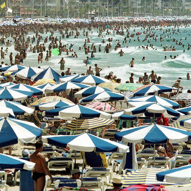Une plage bondée d'Alicante, en Espagne. [Morell]