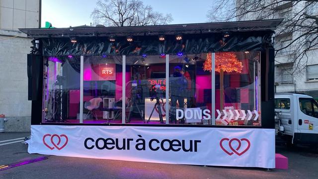 Le bus-studio de Coeur à Coeur 2023 est arrivé à Sion. [RTS]