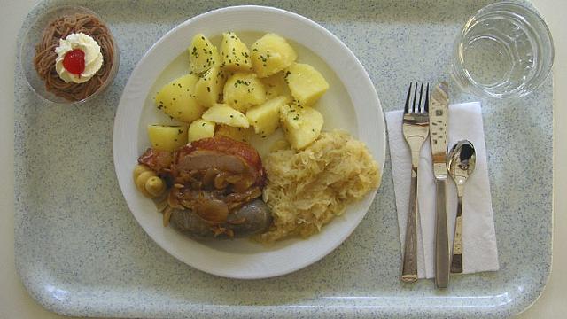 Choucroute garnie servie dans une cafétéria anonyme de Zurich [Tangi Zahn]