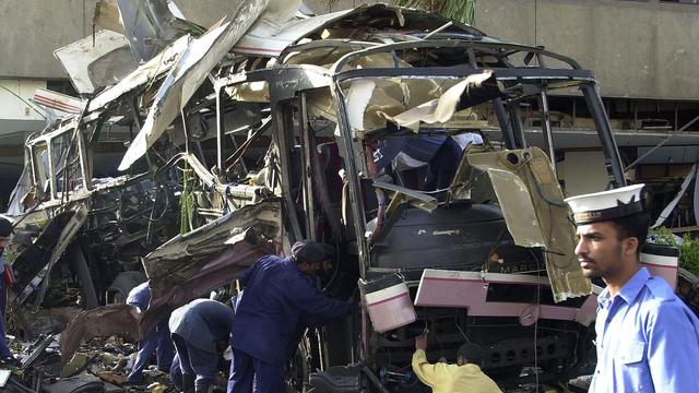 L’attentat-suicide du 8 mai 2002 à Karachi a provoqué la mort de 14 personnes, dont 11 employés français de la Direction des constructions navales (DCN). Le bus militaire qui les transportait a été pulvérisé devant l’hôtel Sheraton de Karachi par un kamikaze au volant d’un faux taxi. [Aamir Qureshi]