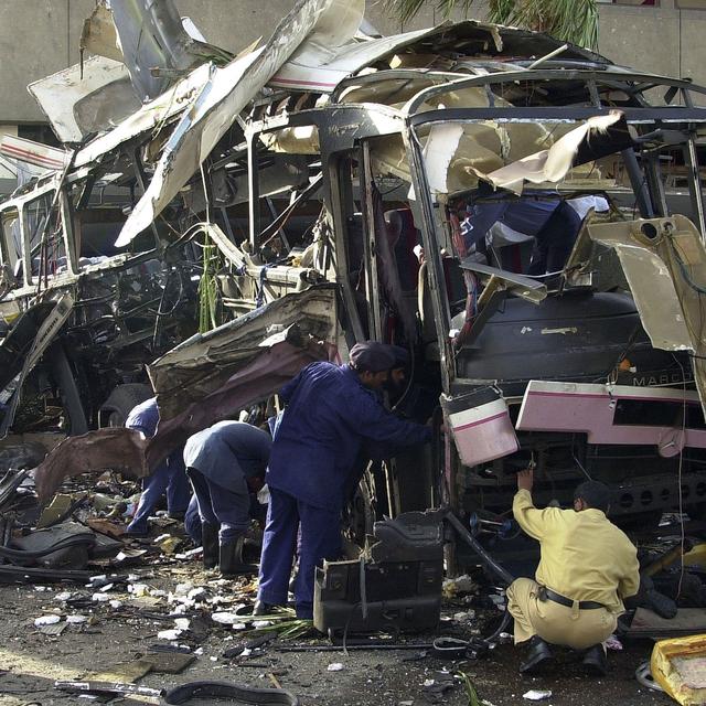 L’attentat-suicide du 8 mai 2002 à Karachi a provoqué la mort de 14 personnes, dont 11 employés français de la Direction des constructions navales (DCN). Le bus militaire qui les transportait a été pulvérisé devant l’hôtel Sheraton de Karachi par un kamikaze au volant d’un faux taxi. [Aamir Qureshi]