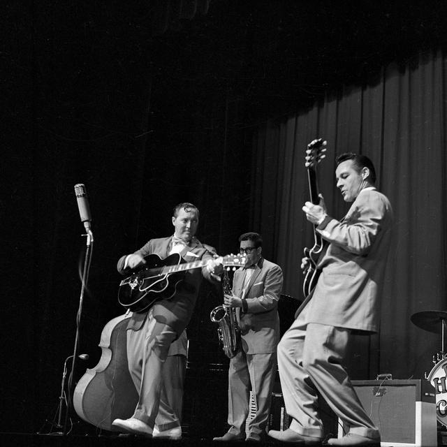 Bill Haley (1925-1981), guitariste, chanteur et chef d'orchestre de rock and roll américain et son groupe, les "Comets". Paris, Olympia, octobre 1958. [Roger Viollet /  Lipnitzki/ AFP]