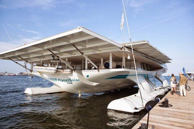 Le catamaran "Planetsolar", avec son pont arrière couvert de panneaux solaires, d'où pourront être fait effectuées certaines mesures sous-marines. [© Julien Beck/Planetsolar/DR]