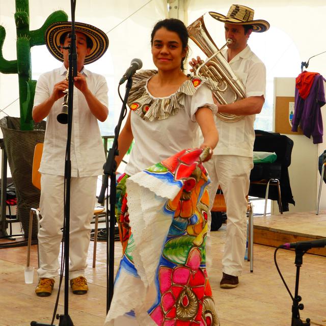 Le Kiosque à musiques à Begnins - 2 mai 2015 - Palenque La Papayera, folklore colombien.