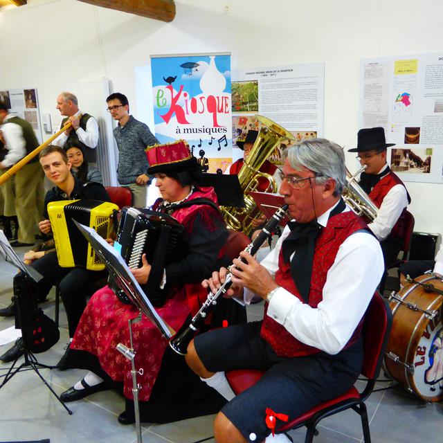 Le Kiosque à Musiques à Vallorcine - 17 octobre 2015 - Groupes folkloriques Le Vieux Salvan et La Comberintze.