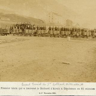 Le premier train qui a traversé le tunnel du Gothard - le 1er Novembre 1881. [-]