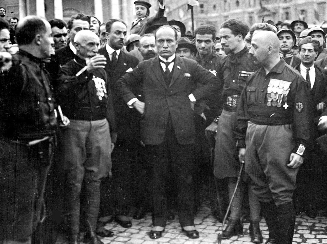 Benito Mussolini et ses hommes durant la marche sur Rome.