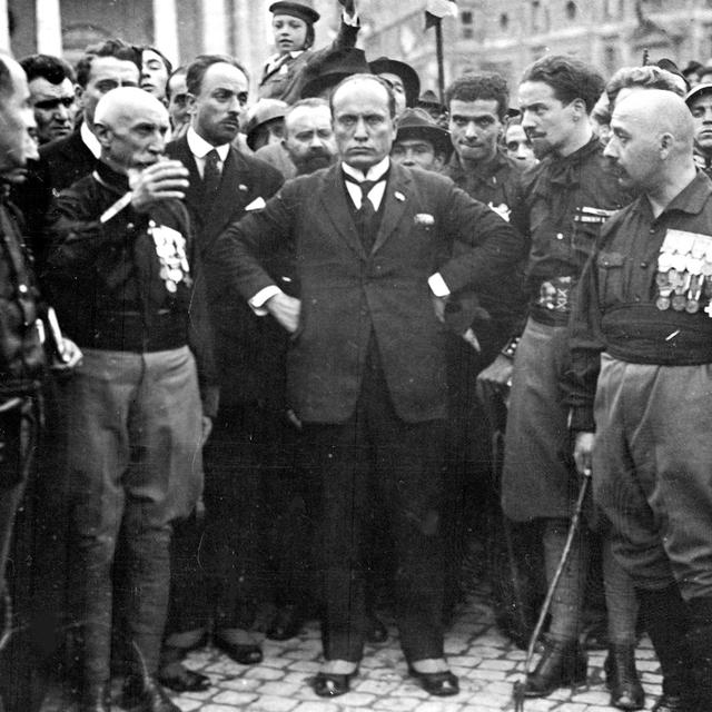 Benito Mussolini et ses hommes durant la marche sur Rome.