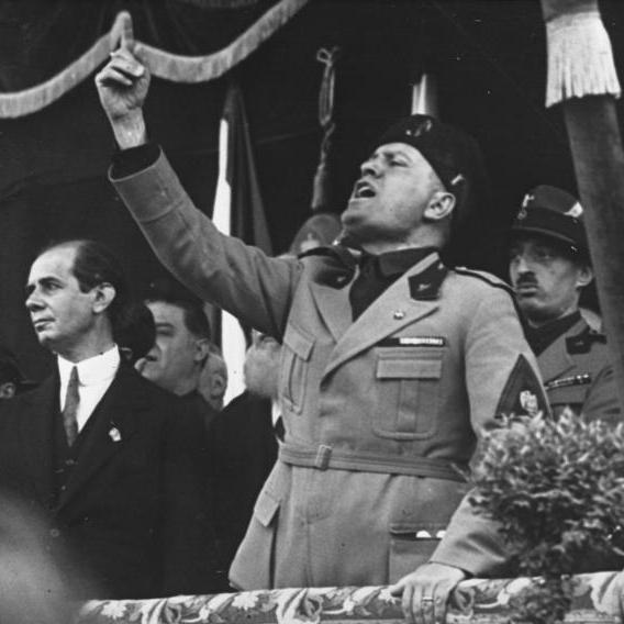 Mussolini, fondateur du fascisme, harangue la foule sur la Piazza Duomo de Milan, en mai 1930. [Bundesarchiv, Bild 102-09844]