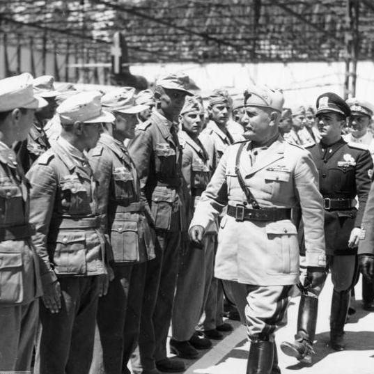 Mussolini passant en revue des soldats allemands. [Bundesarchiv, Bild 146-2006-0102]