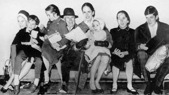 Charlie Chaplin et sa femme Oona (au centre) en 1961 avec leurs enfants (de gauche à droite): Geraldine, Eugene, Victoria, Annette, Josephine et Michael. Chaplin commença à travailler sur le scénario de "The Freak" vers 1969 avec l'intention de confier le rôle principal à sa fille Victoria. Mais le mariage imprévu de celle-ci et l'âge avancé de son père furent autant d'obstacles à la réalisation du film, qui ne vit jamais le jour. [Associated Press photographer]