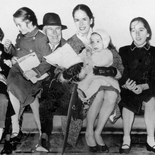 Charlie Chaplin et sa femme Oona (au centre) en 1961 avec leurs enfants (de gauche à droite): Geraldine, Eugene, Victoria, Annette, Josephine et Michael. Chaplin commença à travailler sur le scénario de "The Freak" vers 1969 avec l'intention de confier le rôle principal à sa fille Victoria. Mais le mariage imprévu de celle-ci et l'âge avancé de son père furent autant d'obstacles à la réalisation du film, qui ne vit jamais le jour. [Associated Press photographer]