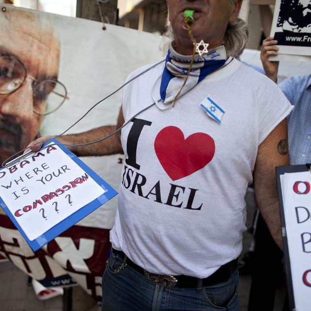 Des manifestants israéliens brandissent des pancartes devant l'ambassade américaine à Tel-Aviv, en Israël, le dimanche 19 juin 2011. Ils demandent la libération de Jonathan Pollard, un juif américain emprisonné à vie en 1987 pour espionnage des États-Unis. [Keystone/AP - ODED BALILTY]