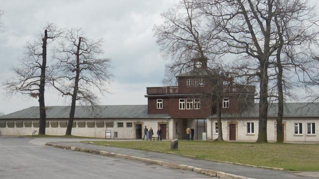 Photo de l'entrée du camp de Buchenwald prise en 2014. [Wikimédia - Matcoelhos]