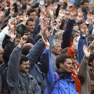 Le 30 avril 1989, les participants à la Landsgemeinde d'Appenzell Rhodes-Extérieures à Hundwil votent sur l'introduction du suffrage féminin au niveau cantonal. La proposition est acceptée. [Keystone - STR]