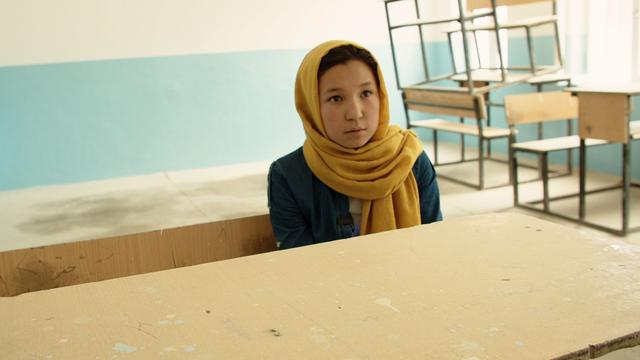 Habiba sur un banc de son école. [RTS]