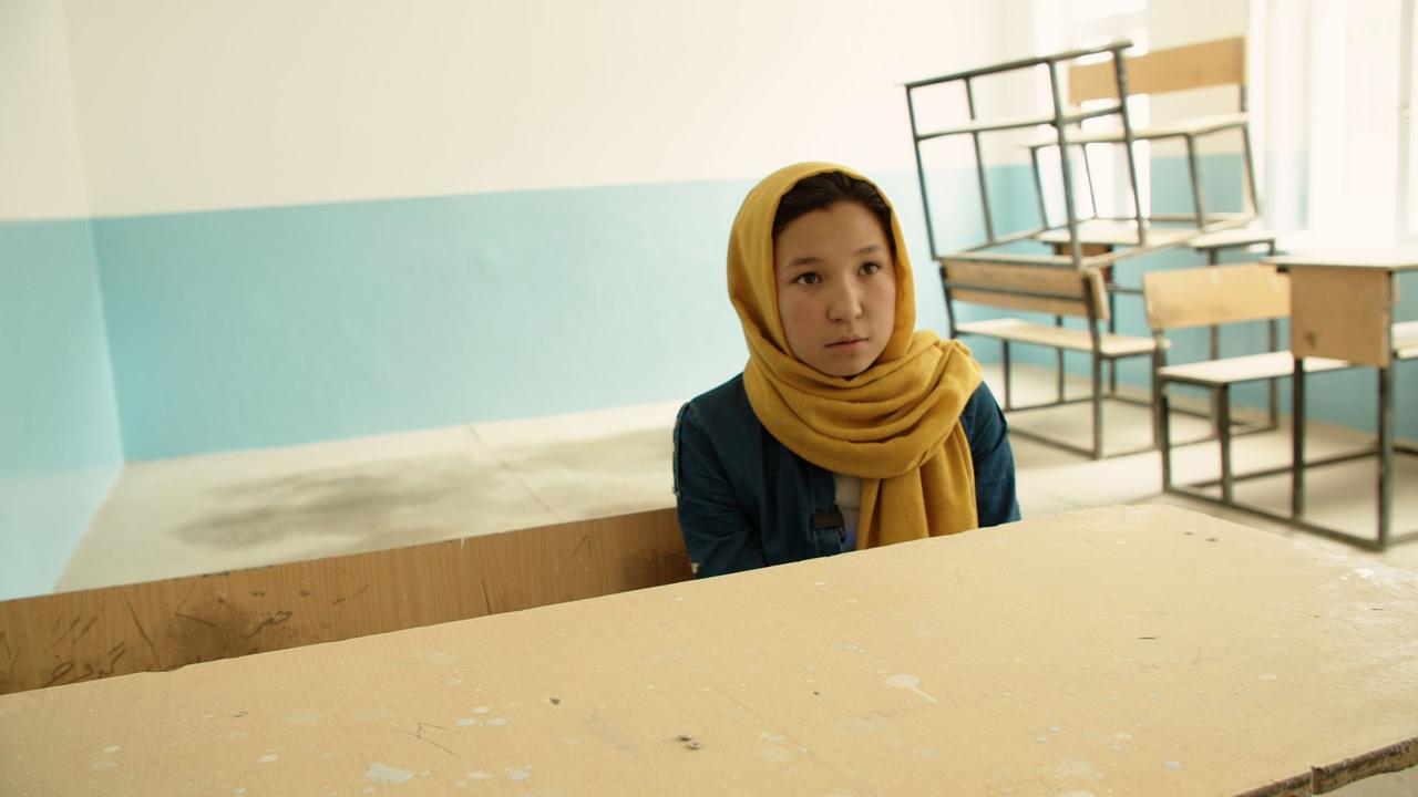 Habiba sur un banc de son école. [RTS]