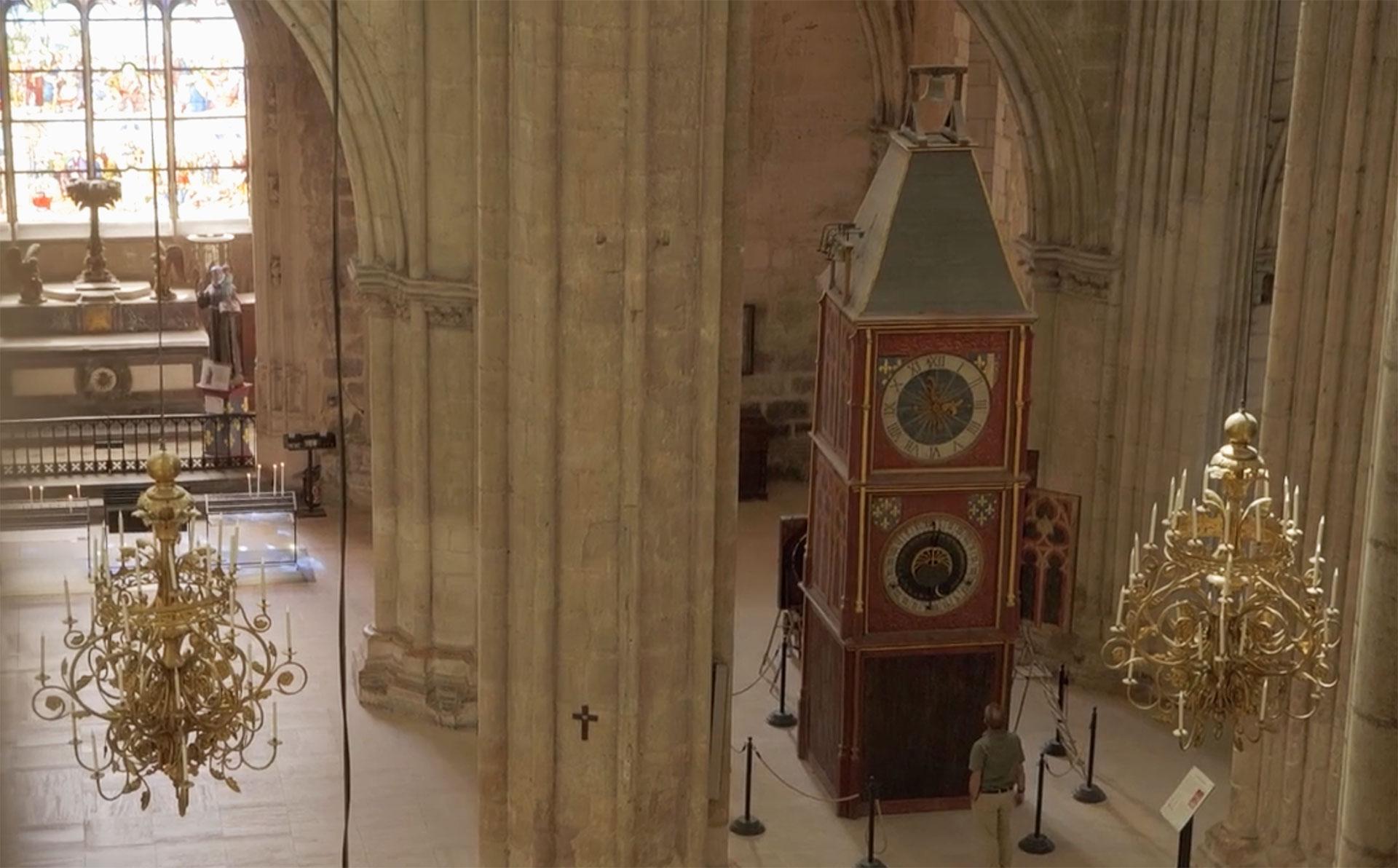 Horloge astronomique de la cathédrale de Bourges (France), conçue en 1424 par Jean Fusoris. Elle donne l'heure, fait sonner les cloches et  indique les cycles du Soleil et de la Lune.