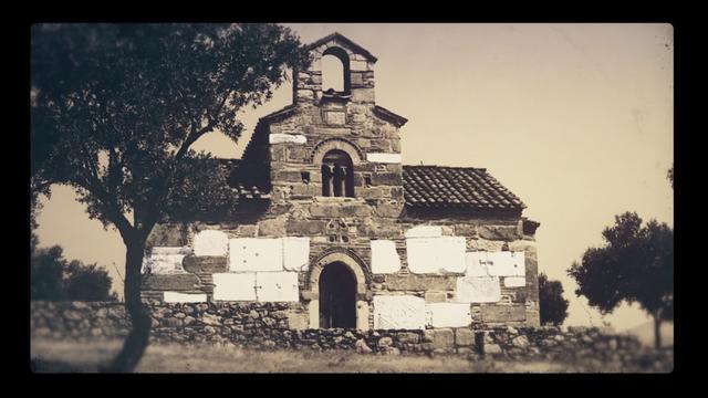 Une église de la région d'Amarynthos dont les murs utilisent des blocs de marbre antiques. [Climage]