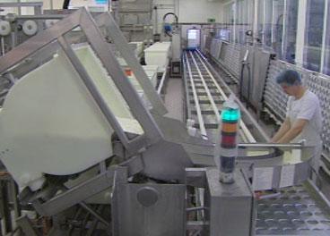 La fabrication industrielle du fromage rend l'utilisation de lait cru difficile.
