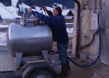 Les producteurs de lait livrent la fromagerie de Rougemont tous les matins à 7h.