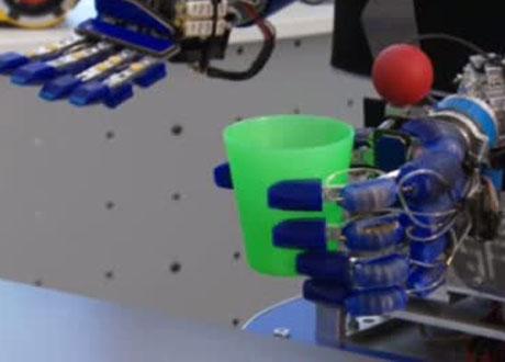 Le robot Armar est programmé pour répéter les gestes quotidiens. [RTS]