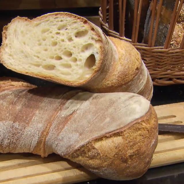 Les Suisses ont dépensé plus d'un milliard en pain frais en 2021. [RTS]