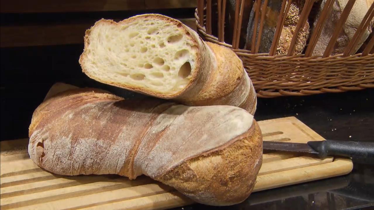 Les Suisses ont dépensé plus d'un milliard en pain frais en 2021. [RTS]