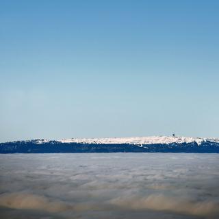 Le Chasseral au-dessus de la mer de brouillard, en janvier 2011. [Peter Schneider.]