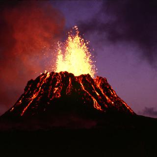 Le cône du Puʻu ʻŌʻō, sur le volcan Kilauea à Hawaï, au début de sa construction en juin 1983, six mois après sa naissance. [DP - G.E.Ulrich]