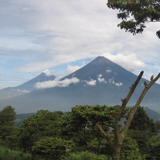 Les volcans de Fuego et de Agua, au Guatemala. [CC BY SA - Scottydude]