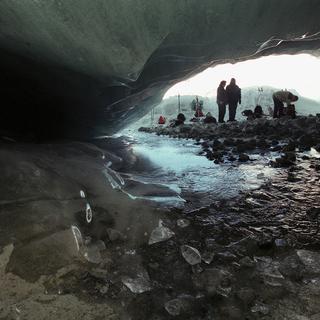 Entrée d'une grotte glacière sous le glacier de Zinal. [Andrée-Noëlle Pot]