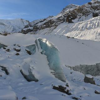 Visite d’une grotte au cœur du glacier de Zinal en compagnie du géologue Thierry Basset. Un sujet de Cécile Guérin pour l'émission CQFD du 14 janvier 2015. [Thierry Basset]