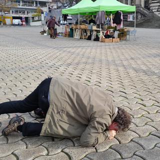Thierry Basset à la recherche des cailloux en ville de Lausanne. [Christine Magro]