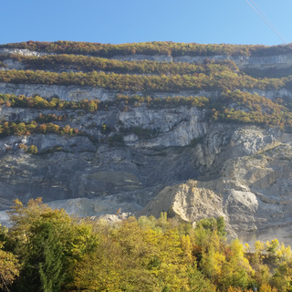 Le Salève, une falaise rocheuse de structure en couches. [Thierry Basset]