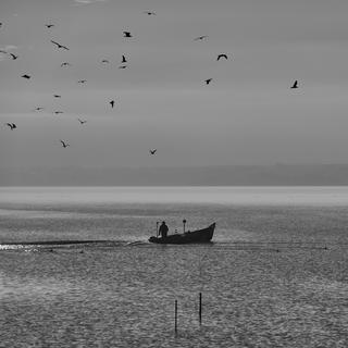 Un pêcheur sur le lac Léman. [Fotolia - Jrme]