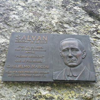 Le bloc erratique de Salvan avec une stèle à la mémoire du prix Nobel Guglielmo Marconi. [RTS]