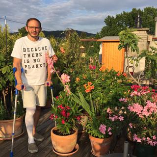 Pierre et son jardin suspendu sur un toit de Zurich. [RTS - Marie Vacharidis]