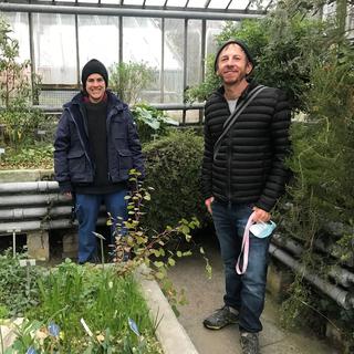 Christine Friedli travaille au jardin botanique de Berne avec Adrian Möhl, spécialiste des fleurs de Suisse. [Mary Vakaridis]
