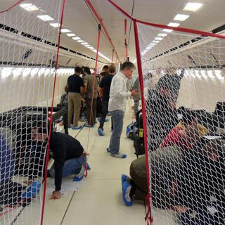 A l'intérieur de l'Airbus Zéro-G, les chercheurs se préparent pour le vol en impesanteur. [Silvio Dolzan]