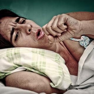 La toux matinale est un des symptômes de la BPCO.
Kmiragaya
Fotolia [Kmiragaya]