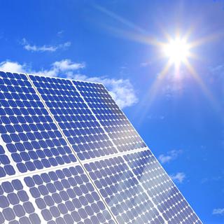 Le solaire photovoltaïque est une bonne source d'énergie en Suisse. [Samu]