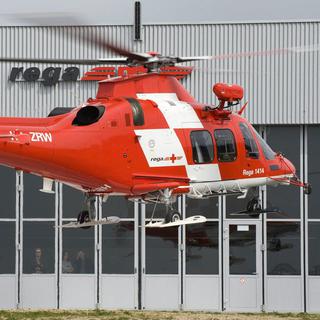 Un hélicoptère de la Rega se pose sur la base de l'aéroport de la Blécherette, à Lausanne.
Laurent Gillieron
Keystone [Laurent Gillieron]
