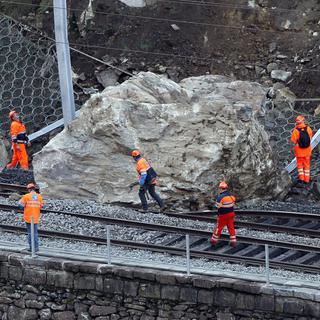 150 m3 de rocher se sont abattus sur les rails du Gothard le 14 novembre 2012.
Urs Flueeler
Keystone [Urs Flueeler]