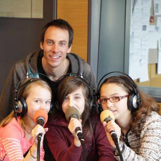 Les 3 reporters d'Eco Astro TV: Océane, Alexiane et Melania avec Stéphane Gabioud. [Eco Astro TV]