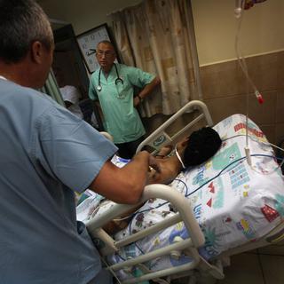 Un blessé syrien soigné dans un hôpital israélien.
EPA Atef Safadi
Keystone [EPA Atef Safadi]